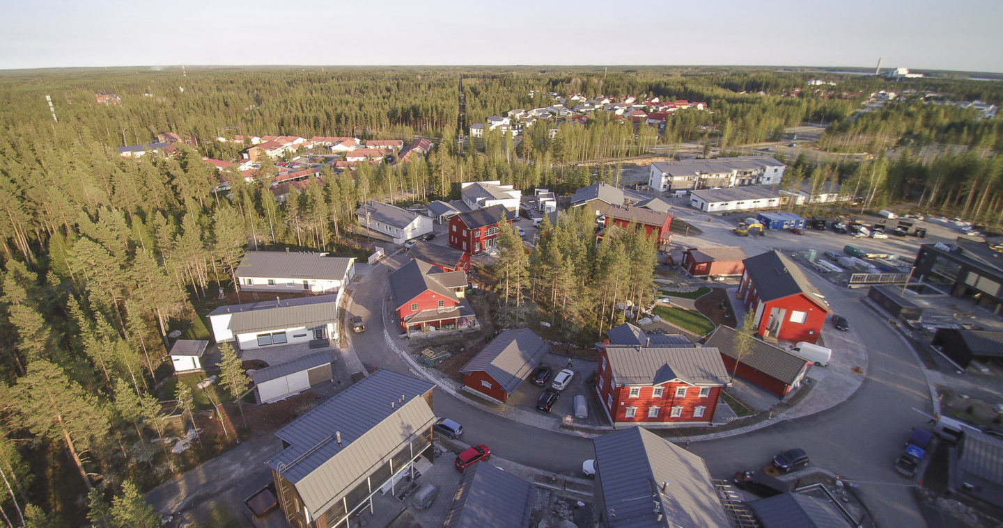 Näkymä Tulikivimyllyn nykyaikaisten pohjalaistalojen kortteliin toukokuussa 2016 kaksi kuukautta ennen messuja.