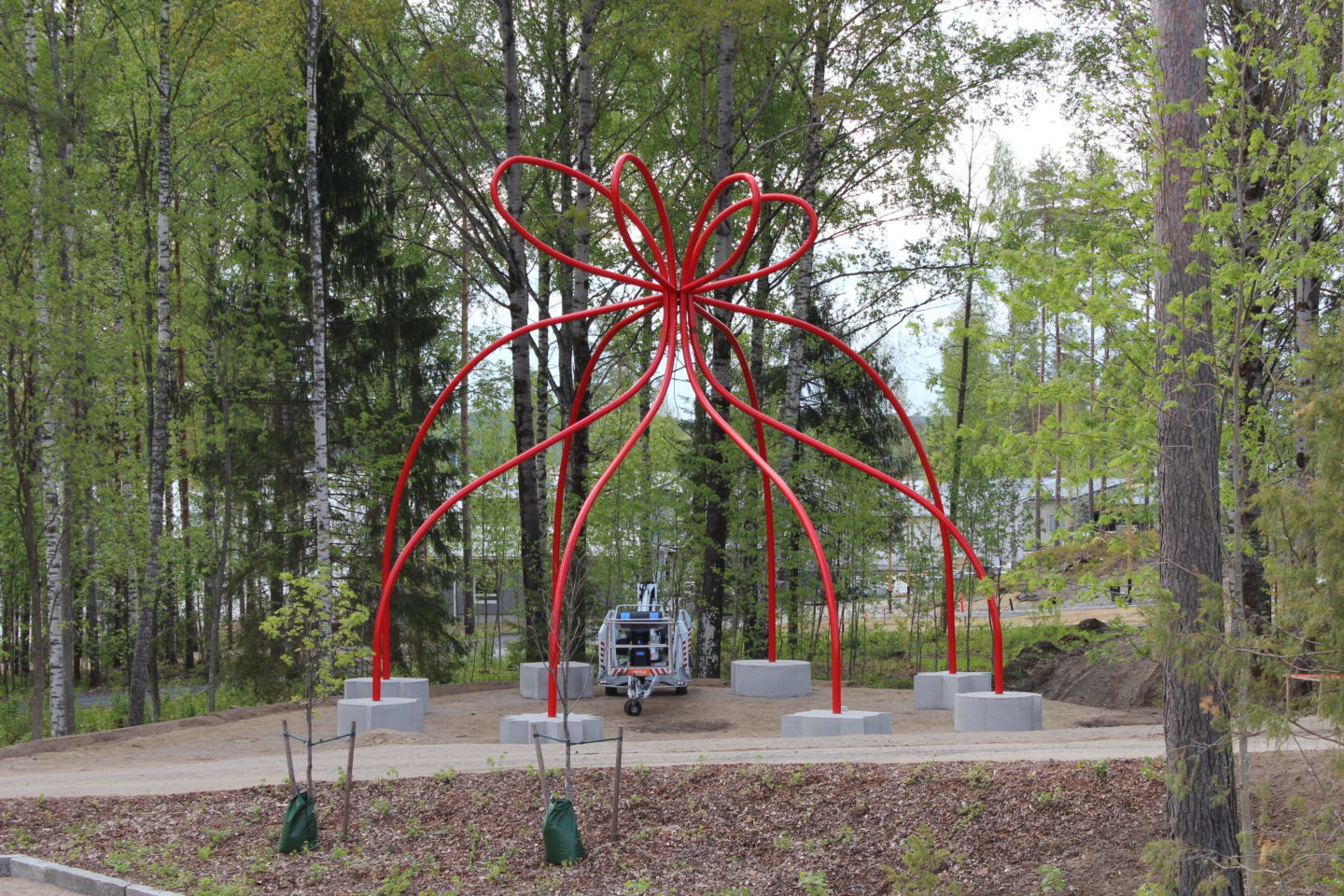 Heinzenpuiston taidetyö Gordilainen Solmu nousee yli 14 metrin korkeuteen.