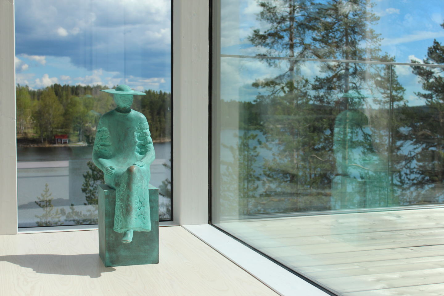 Olohuoneen valtavien ikkunoiden eteen sijoitettu pronssityö saa ajatuksia liikkeelle. Työn nimi on Odotus, taiteilija Arvo Siikamäki. 